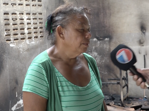 [Vídeo] Família que teve a casa destruída por incêndio precisa de ajuda para recuperar bens