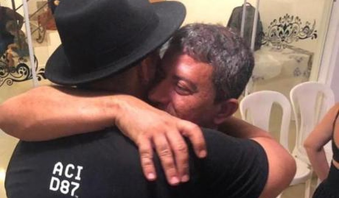 André Marques homenageia Tom Veiga, o Louro José: 'Muita falta'