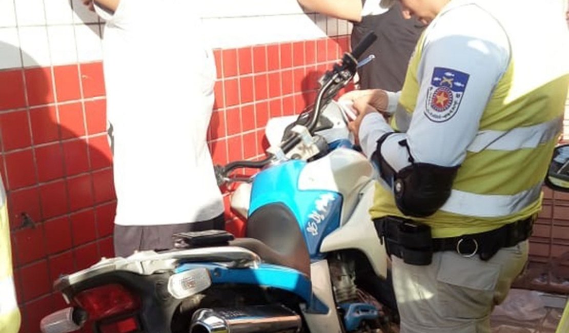 Ronda no Bairro apreende duas motos sem licenciamento no Jacintinho
