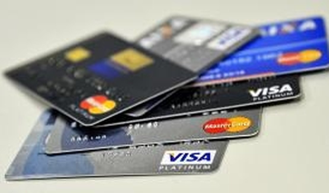 Gastos com juros do cartão de crédito podem cair pela metade com novas regras