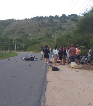 Colisão entre moto e carro que puxava reboque deixa homem morto