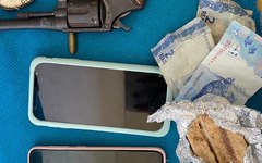 Arma, celular, dinheiro e drogas