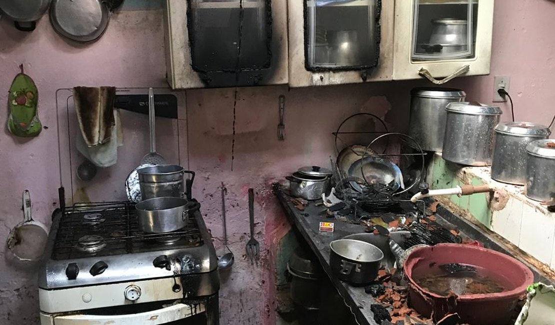 Vazamento de gás de cozinha causa incêndio em residência em Maceió 