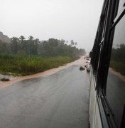 Devido a grande quantidade de lama motoristas estão ficando ilhados na Rodovia AL-465