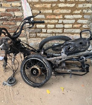 Motocicleta tomada de adolescente morto em latrocínio é encontrada carbonizada