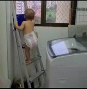 Vídeo de bebê que sobe escada e fica pendurado para ver a janela viraliza