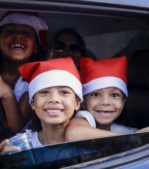 Crianças desfilam em viaturas da PRF, GM e SMTT em parada natalina em Palmeira