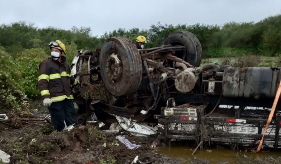 Motorista fica ferido em capotamento de caminhão na AL 115, em Palmeira dos Índios