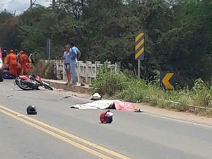 Colisão entre carro e moto deixa jovem morta na AL-115, em Palmeira dos Índios