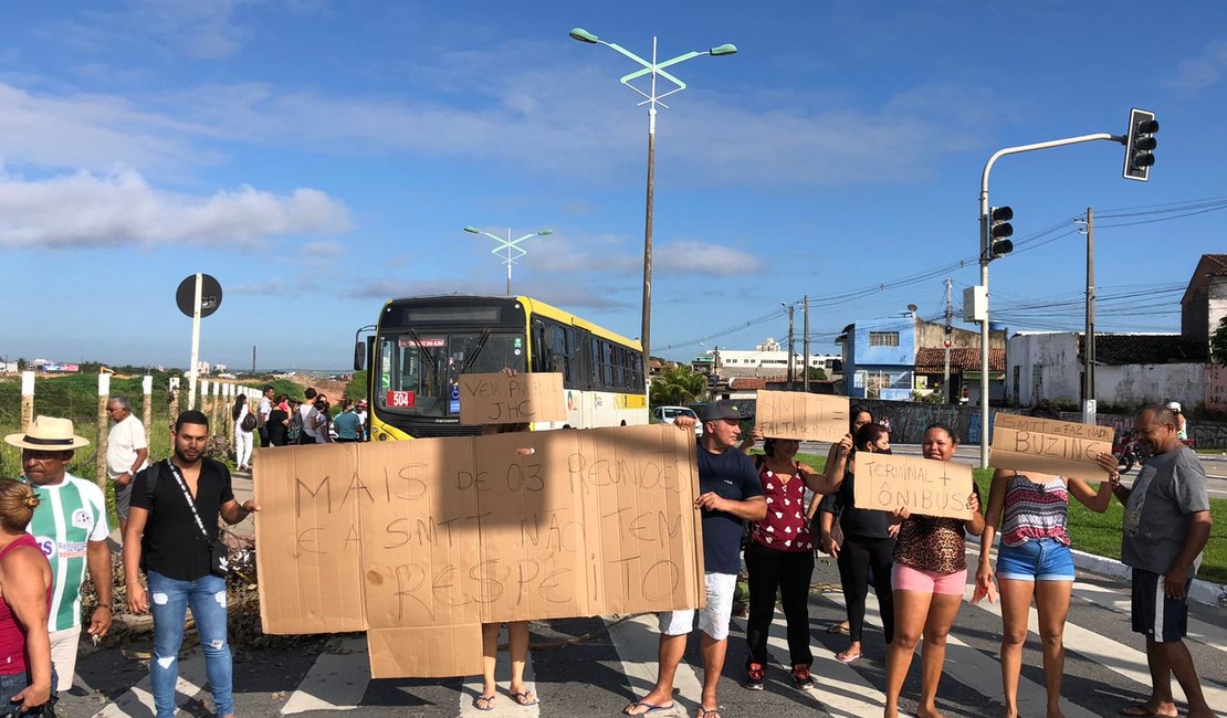 Moradores do São Jorge fecham Av. Josefa de Melo pedindo mudanças nas linhas de ônibus