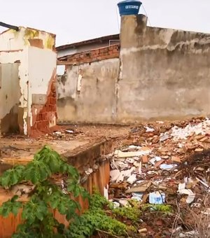 Casa que idosas escavaram quintal vira lixão no Benedito Bentes