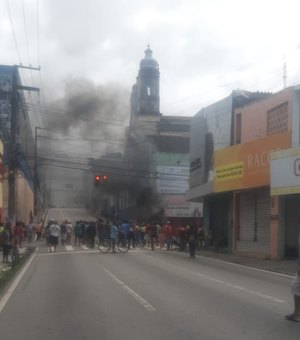 Moradores do Vergel liberam ruas do Centro para negociar com a Prefeitura de Maceió
