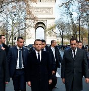 Macron avalia decretar estado de emergência na França após protestos