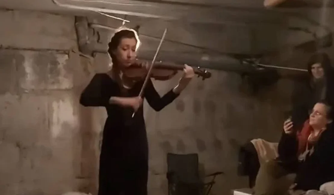 Violinista toca em abrigo antibomba da Ucrânia e causa comoção. Vídeo
