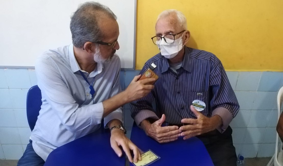 Idoso de 90 anos dá exemplo como mesário voluntário em Maceió