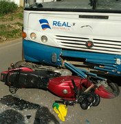 Colisão entre ônibus e moto deixa ferido em Arapiraca 