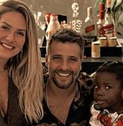 Bruno Gagliasso e Giovanna Ewbank escolhem Papai Noel negro para Titi