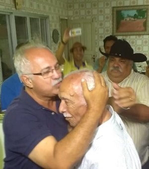 [Vídeo exclusivo] 'O povo vai entrar na prefeitura', diz Rogério Teófilo emocionado