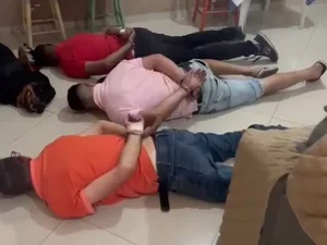Cachorro 'se rende' junto com presos em operação que apreendeu 1 tonelada de maconha