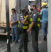 [Vídeo] PM ameaça colega de farda com arma diante de multidão no centro de SP