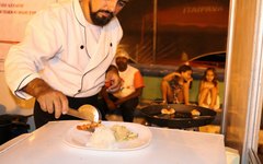 Chef Fábio Alexandre prepara prato no Festival da Lagosta