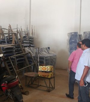 Após sumiço de carteiras, Prefeitura de Arapiraca pula licitação e faz novo pregão para compra de mobília escolar