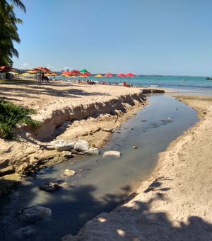 Casal é autuada por lançamento de esgoto na praia de Maceió