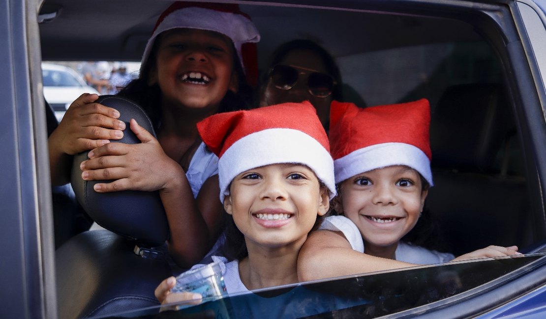 Crianças desfilam em viaturas da PRF, GM e SMTT em parada natalina em Palmeira