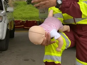 Bebê de 18 dias é salva pelo pai com orientações por telefone