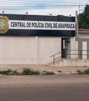 Dupla é presa com moto roubada e simulacro de arma de fogo, em Arapiraca