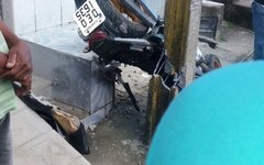 Jovem morre após perder o controle de motocicleta e colidir frontalmente com poste