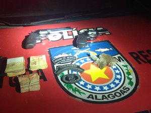  Polícia interrompe festa em chácara e prende dois com armas e maconha, em Arapiraca