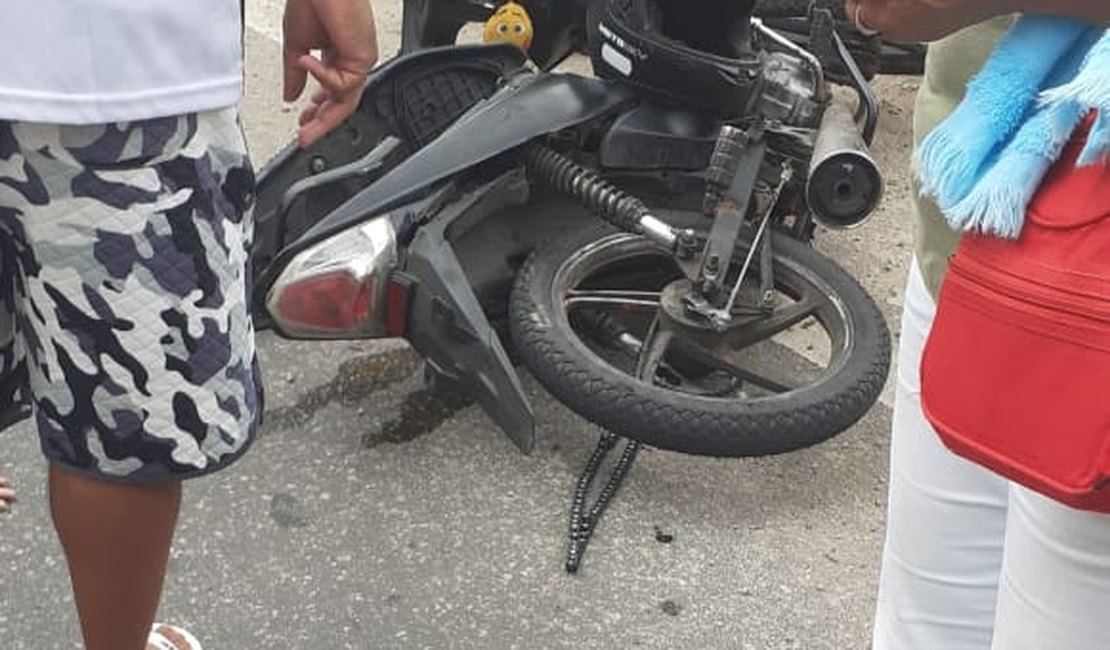 Casal e criança ficam feridos em colisão de moto com ônibus em Maceió