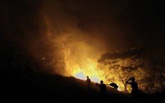 Os militares dos Bombeiros e trabalhadores da fazenda trabalharam por uma hora para conter as chamas