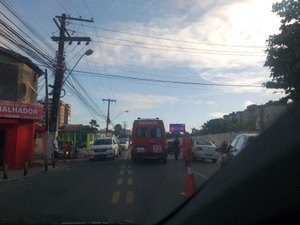 Duas pessoas ficam feridas em atropelamento por moto em Maceió