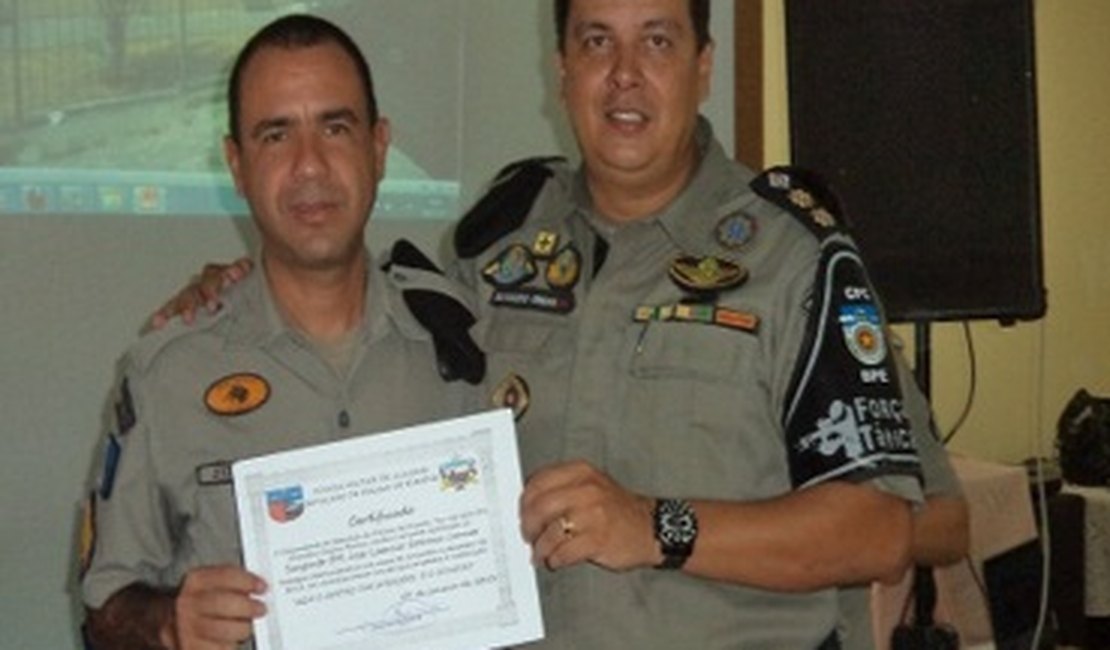 BPE homenageia policiais militares em Maceió