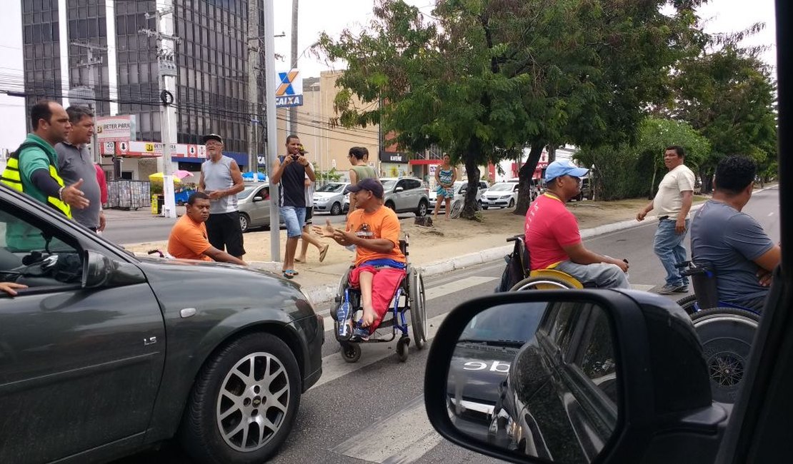 Cadeirantes fecham os dois sentidos da Fernandes Lima e pedem mais acessibilidade