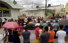População de Traipu protesta contra fechamento de agência do BB