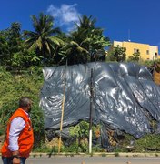 Defesa Civil: Lonas de contenção voltam a ser aplicadas em barreiras de Maceió