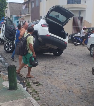 [Vídeo] Carro cai em buraco formado pelas chuvas em Arapiraca