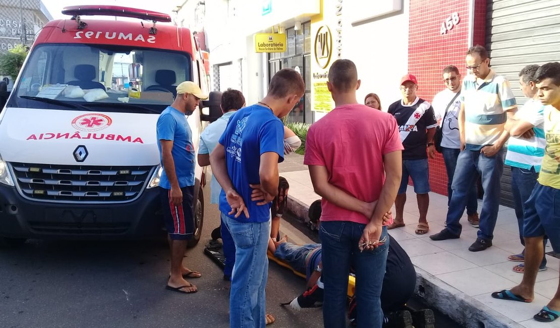 Idoso fica ferido após colisão entre motos no Centro de Arapiraca