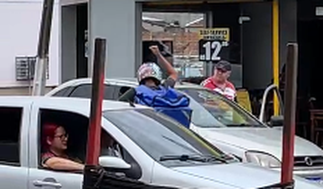 [Vídeo] Briga de trânsito termina com retrovisor quebrado e motociclista fugindo na contramão em Arapiraca
