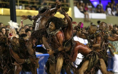 A escola de samba trouxe em sua comissão de frente uma chocante representação da escravidão no Brasil