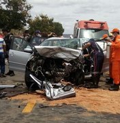 Candidato a prefeito morre em acidente automobilístico e PM fica preso às ferragens