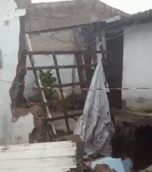 [Vídeo] Cratera se abre e derruba muros de duas residências no Conjunto Frei Damião, em Arapiraca