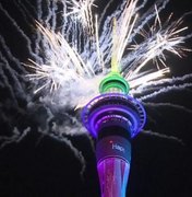 Já é 2021 na Nova Zelândia; australianos começam a se reunir para a virada