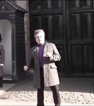 Turista 'dançarino' faz membro da Guarda Real britânica perder a calma; veja vídeo