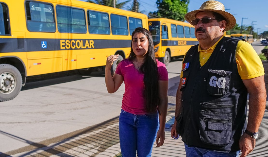 Gilberto e Gabriela Gonçalves vistoriam novos ônibus para reforçar o transporte escolar do município