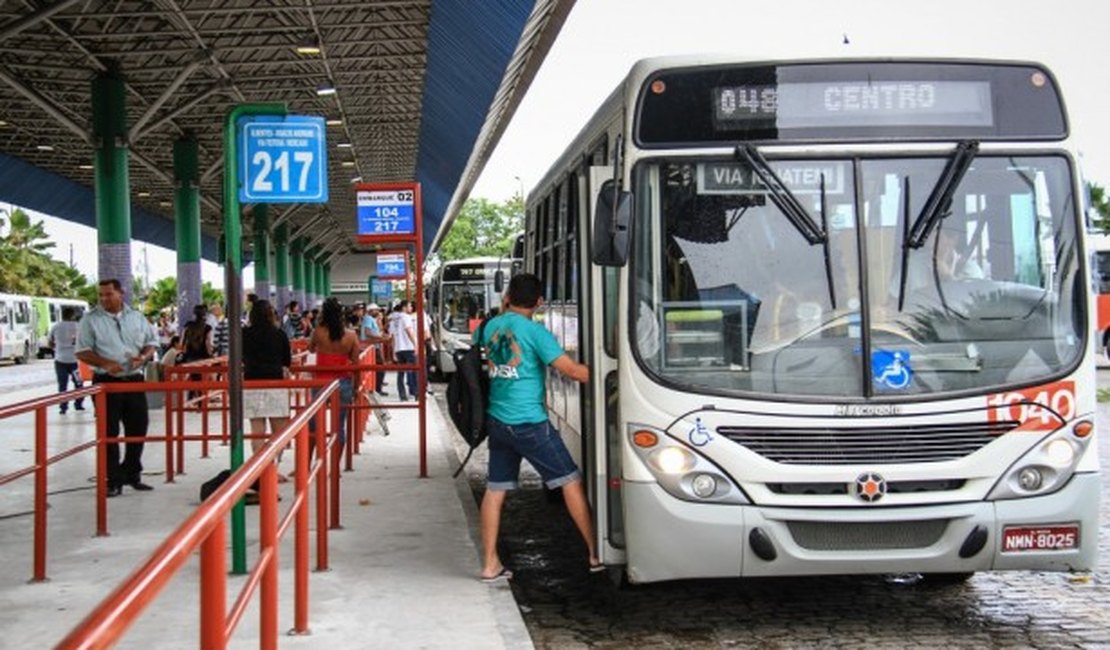 Ônibus circulam normalmente nesta segunda-feira em Maceió