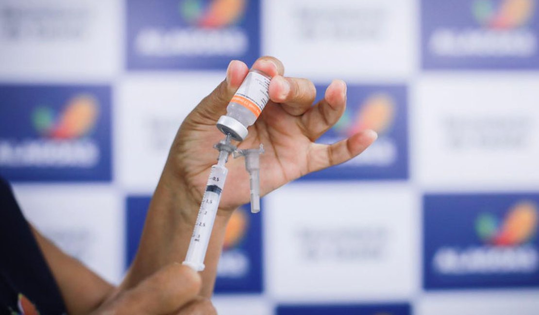 Vacina contra Covid-19 e contra gripe: infectologista explicam quando tomar